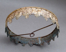   Couronne pour lustre d'église ancien en laiton doré à décor de pampre de vigne