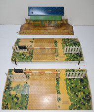 Serie Hornby Meccano : 2 passages à niveau + gare