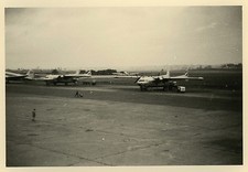 PHOTO ANCIENNE - VINTAGE SNAPSHOT - AVION HÉLICE AÉROPORT TARMAC - PLANE HELIX