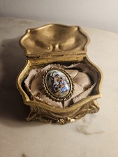 Broche Limoges scène