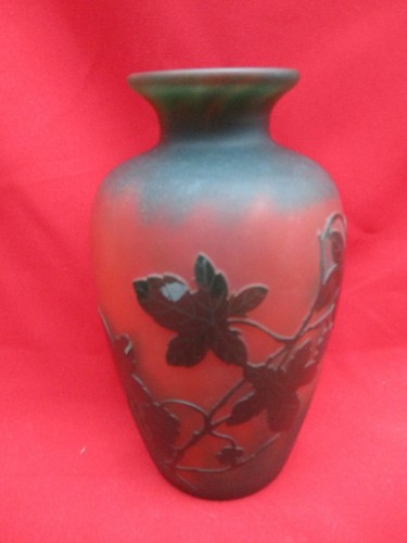 Joli vase ovoïde - , signé