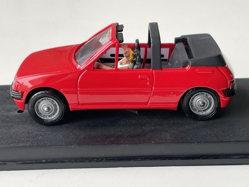 Peugeot 205 cabriolet rouge
