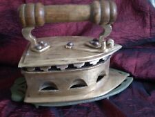 ANCIEN FER PLAQUE A REPASSER A BRAISE en fonte du  19 ème