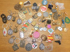 LOT PORTE-CLES DIVERS renault yamaha peugeot BADGE plaque MEDAILLE pins VINTAGE