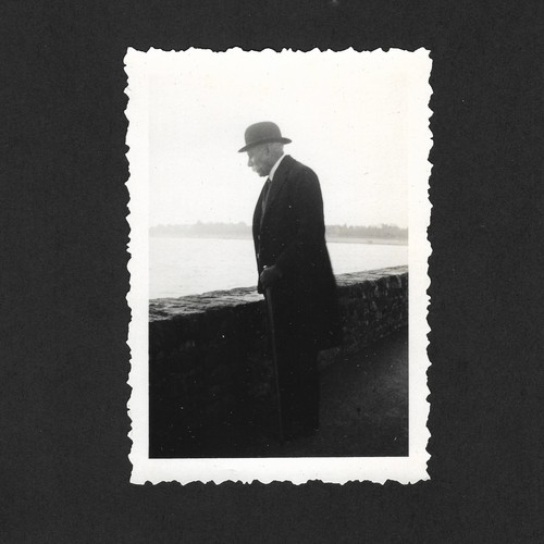 Homme chapeau melon profil