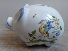 TIRELIRE en porcelaine moustiers - forme de COCHON - L 16cm x l 9,5cm x H 10cm