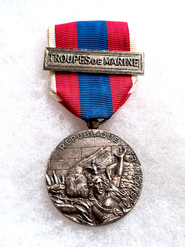 Une médaille défense - une,
