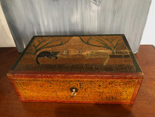 GROS COFFRET EN BOIS, MONOGRAMME " B J ",DÉCOR STYLISÉ, PYROGRAVURE ?  " CHATS "