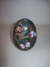 Oeuf ancien en métal à