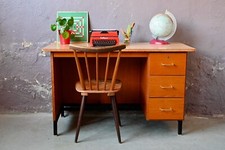 Bureau à tiroirs de style vintage scandinave aux pieds en métal idéal ado
