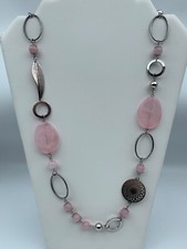 COLLIER FANTAISIE PERLES RESINE ROSE ALLIAGE GRIS FEUILLE ROSACE 55 GRAMMES W76