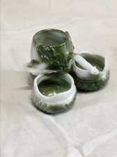 Ancien encrier / saleron en porcelaine émaillée vert et blanc – 3 compartiments 
