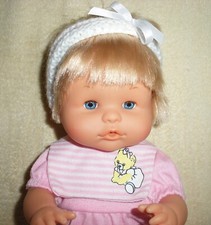 poupée de 33cm (marque famosa )corps dur et pleure quand on la couche