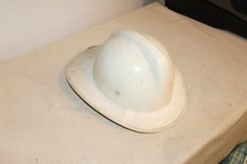ancien casque blanc de sapeur-pompier objet de collection