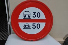 Plaque Emaillée Panneau Routier Limitation de Vitesse Girod , garage, années 70