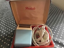 Vintage. Année 60, rasoir électrique Radiola en état de marche dans son coffret.