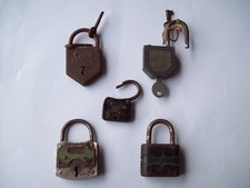 LOT DE 5 ANCIENS CADENAS DONT 1 AVEC SA CLE ET IL FONCTIONNE + UNE PETITE CLE