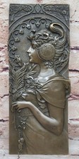 Bas-Relief De Femme Sculpture