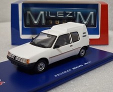 Voiture miniature en résine