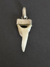 Pendentif dent de requin 1930 1940 métal