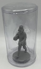 Figurine monochrome grise