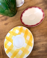 2 sous-tasses, assiettes