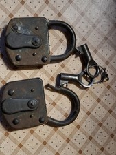  cadenas ancien  (2 pieces) fonctionne chacun avec chacun sa clé 