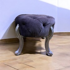 2 poufs style Louis XV capitonnés Gris, en bois de hêtre