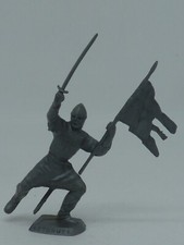 FIGURINE ANCIENNE PLASTIQUE PUBLICITAIRE STORME MEDIEVAL PORTE ETENDARD