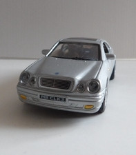 1/43 MERCEDES - BENZ CLK 320 sans boite