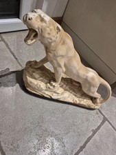 Statue lionne en plâtre