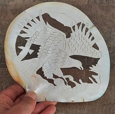 curiosité , taxidermie ,Coquillage : Aigle Gravé Sur Huitre Perliere 