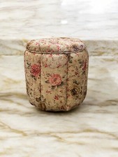 Banquette et 2 poufs style Louis XV rose daim à motifs floraux