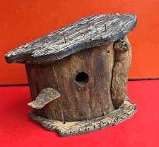 Nichoir à Oiseaux Ancien en Bois dans un Tronc Perchoir Art Populaire Ruche