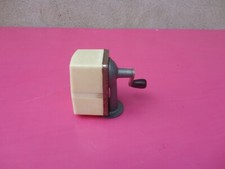 ancien taille-crayon a manivelle de bureau d'ecole  Boston Bulldog vintage