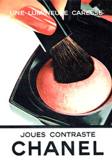 publicité Advertising 0323 1981  maquillage joues lumineuse caresse Chanel