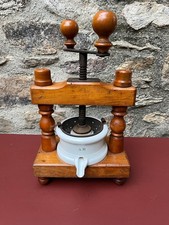 Ancien Pressoir à fruits ou Autre en Bois et Porcelaine - Signé AM