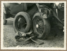 Une voiture accidentée, vers 1925  Vintage silver print. Voiture d'époque. 