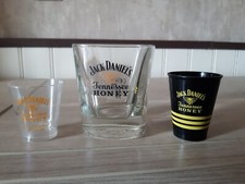 Jack Daniel's honey, 1 verre ,et 2 plastiques