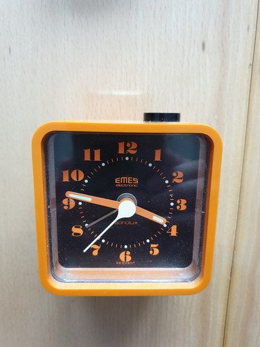 Petit réveil vintage orange