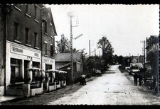 LAISSAC (12) HOTEL-RESTAURANT FABRE & POMPE à ESSENCE ESSO animés période 1950