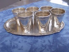 6 PETITS GOBELETS   A LIQUEUR + PLATEAU METAL ARGENTE