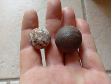 Lot 2 petits Boulets en fer Couleuvrine ? Artillerie à identifier Militatia