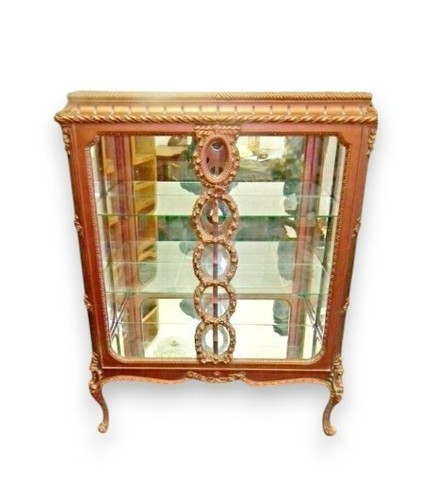 Une vitrine louis trois - à,