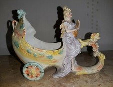 sujet personnage figurine femme sur un char en biscuit porcelaine ancienne