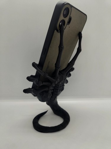 Facehugger inspired phone - facehugger-inspired,