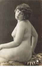 Nu - Jeune femme nue assise légèrement de dos sur un coussin - n°8027