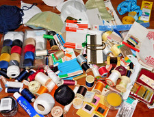 GROS LOT vintage COUTURE bobines de fils AIGUILLE couturière FIL à COUDRE habits