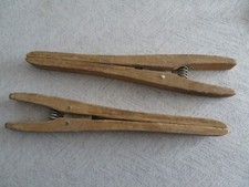 2 ANCIENNES PINCES A LAVER LE LINGE EN BOIS DE LESSIVEUSE OU LAVOIR / NEWHOUSE /