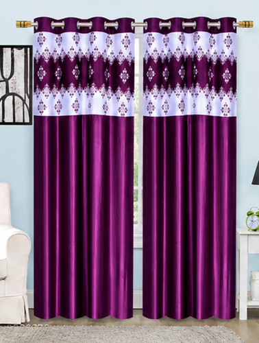 Rideaux violets faits la - à,